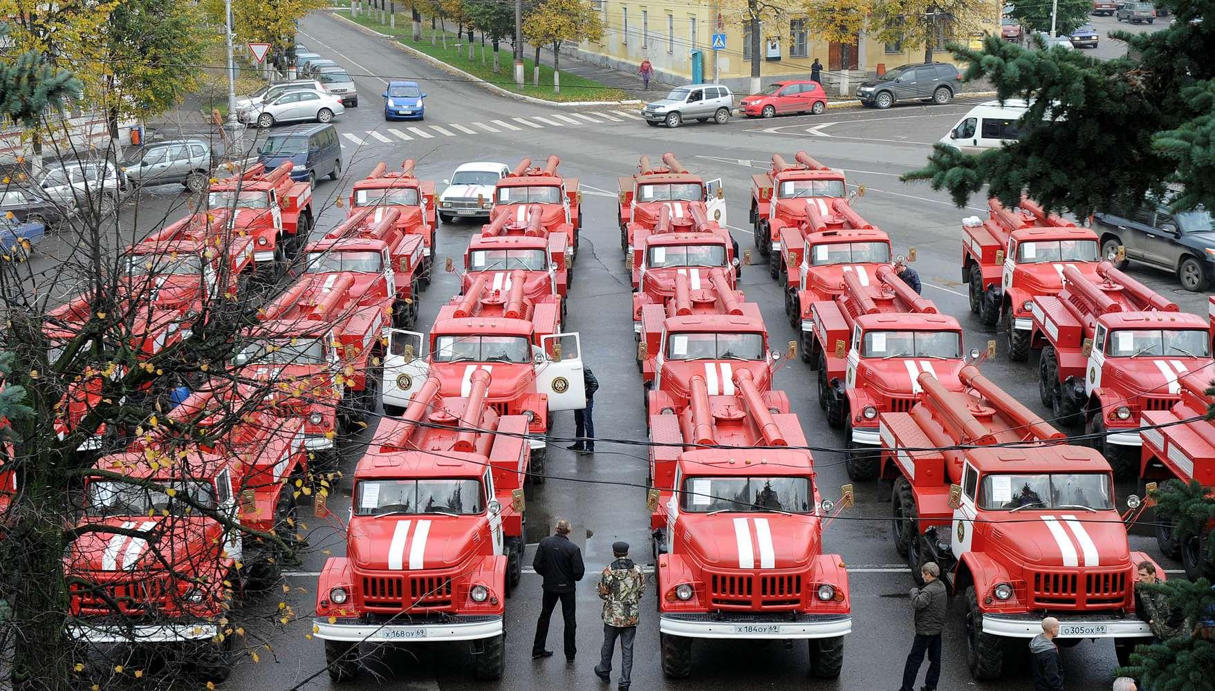 В День Пожарной Охраны по городам страны планируется прохождение колонн пожарных машин