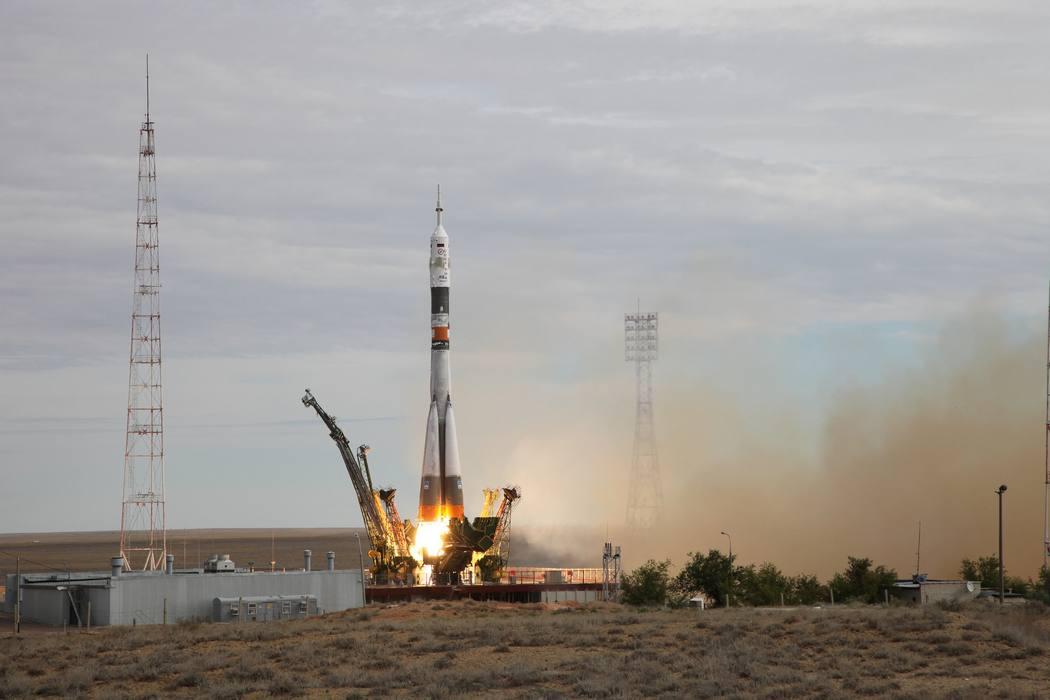Обломки отработанных блоков ракеты "Прогресс" вызвали пожар в Казахстанской степи 