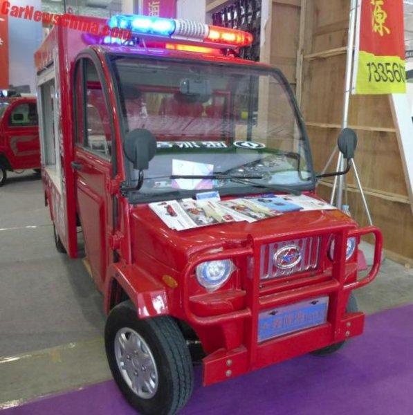 Самый маленький пожарный электромобиль представили в Китае 