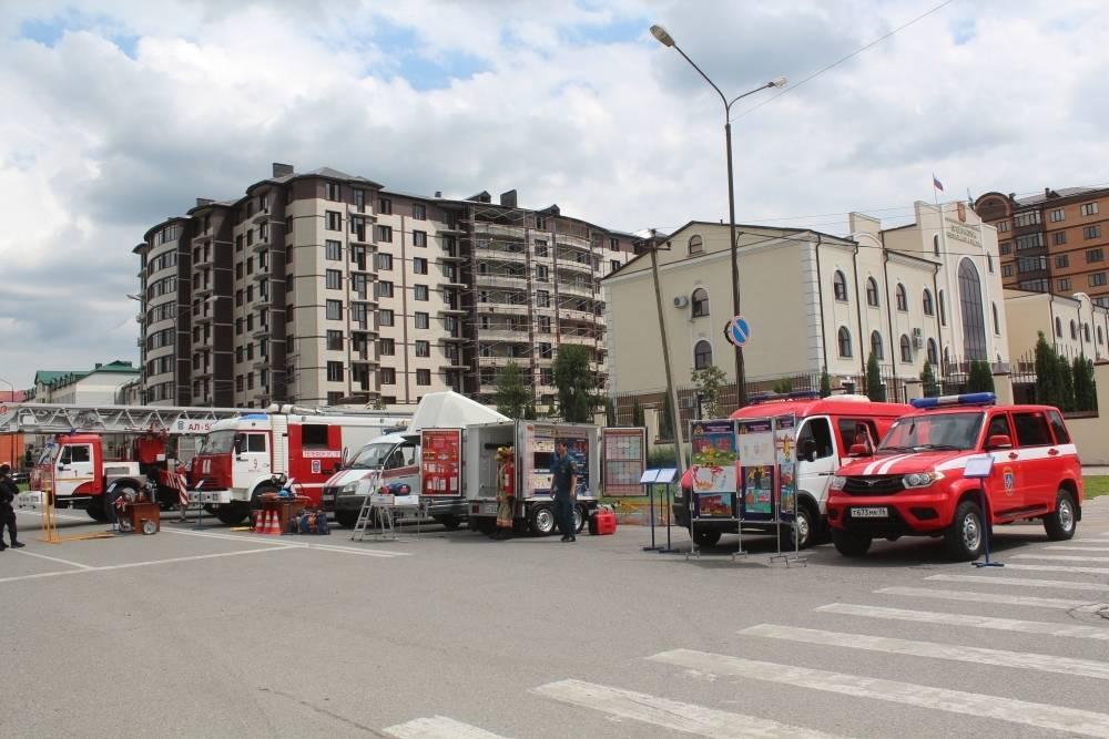 На праздновании юбилея Республики Ингушетии пожарные провели показ техники 